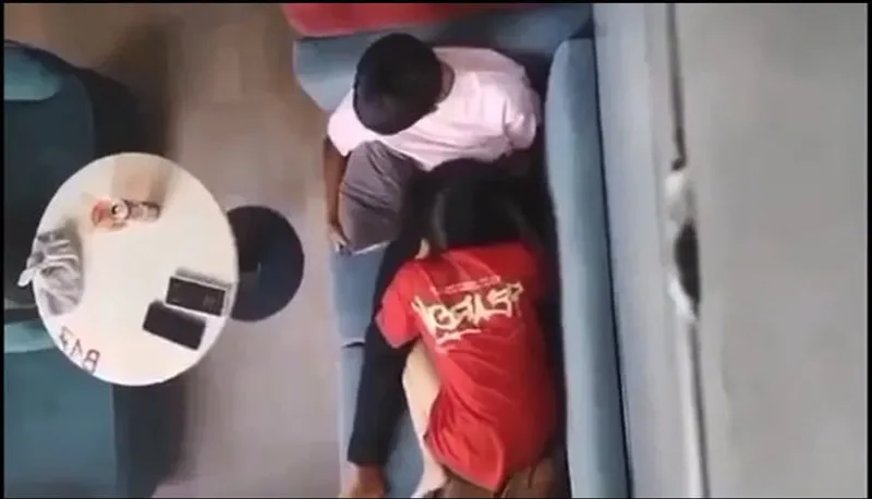 Quay lén người yêu bú mút cho nhân tình nơi công cộng